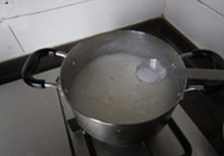 生滚鱼片粥,鱼片变色后可以在加入适量盐调味;加入鸡精调味