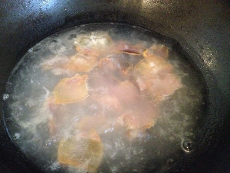 腊肉炒荷兰豆,腊肉切薄片，焯水，煮透，洗干净备用