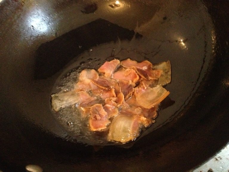 腊肉炒荷兰豆,腊肉出油后放入蒜末姜末，炒出香味后加入荷兰豆
