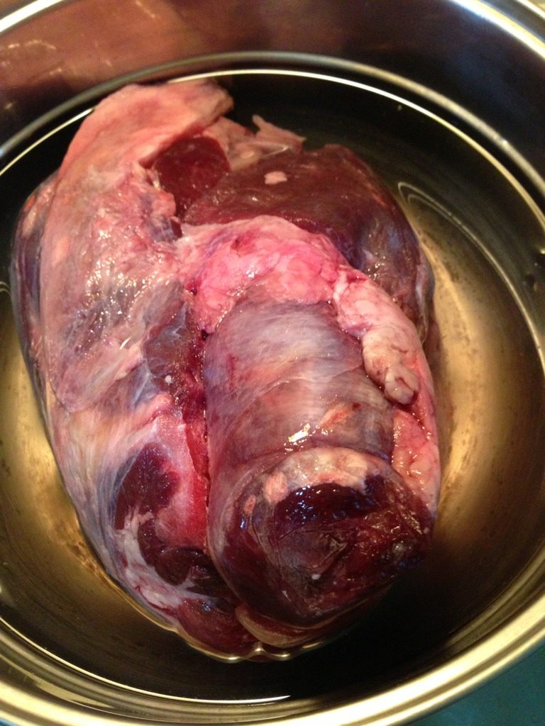 酱牛肉,将牛肉飞水。如果浮沫多则需要一边煮一边把浮沫滗出去。