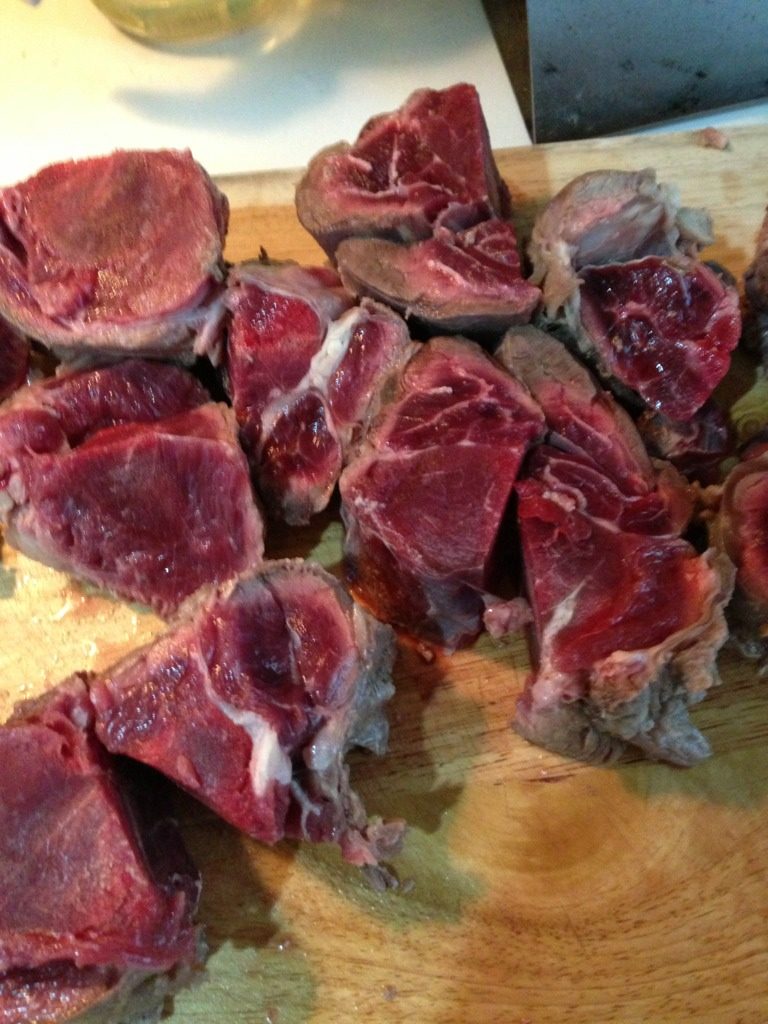 酱牛肉,把这锅水倒掉,将牛肉沥干。也可以再用冷水冲一下,确保不留浮沫。可以整酱,不过我一般喜欢切成拳头大小的块儿,入味又便于分装。
