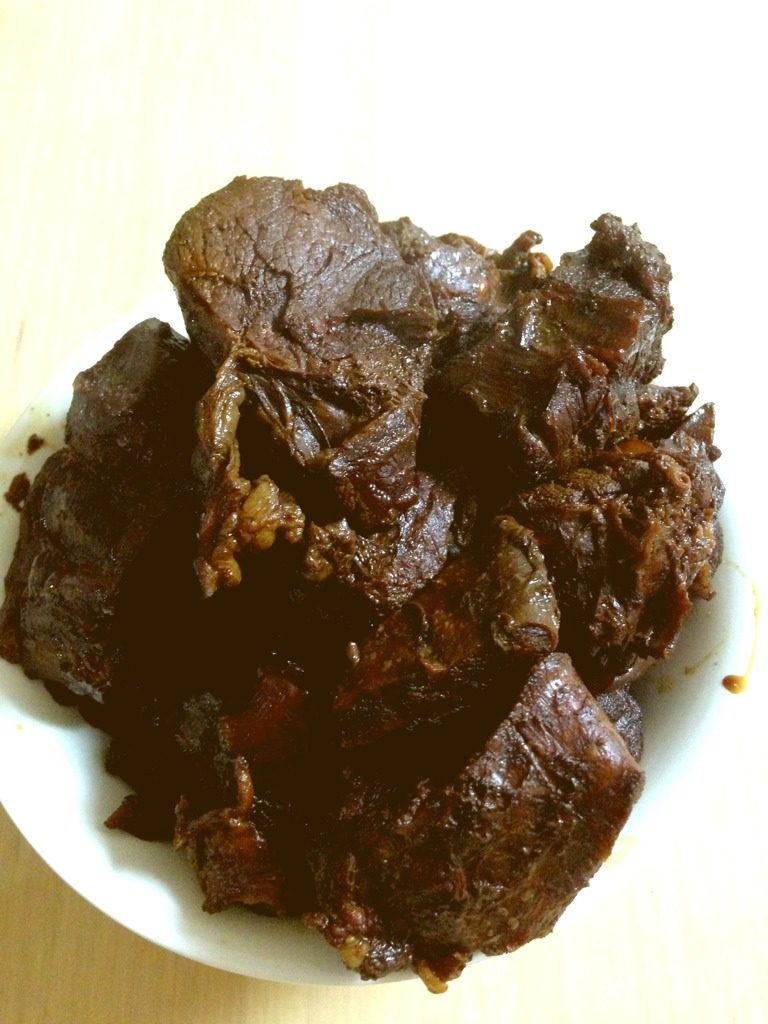 酱牛肉,将肉捞出晾凉。我一般用小食品袋按一顿的量分装,冷冻。吃的时候拿出来化冻切片加热,味道就很好。也可以切块做牛肉面什么的。