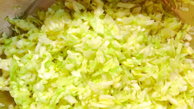 包菜猪肉饺子,挤掉多余的水份