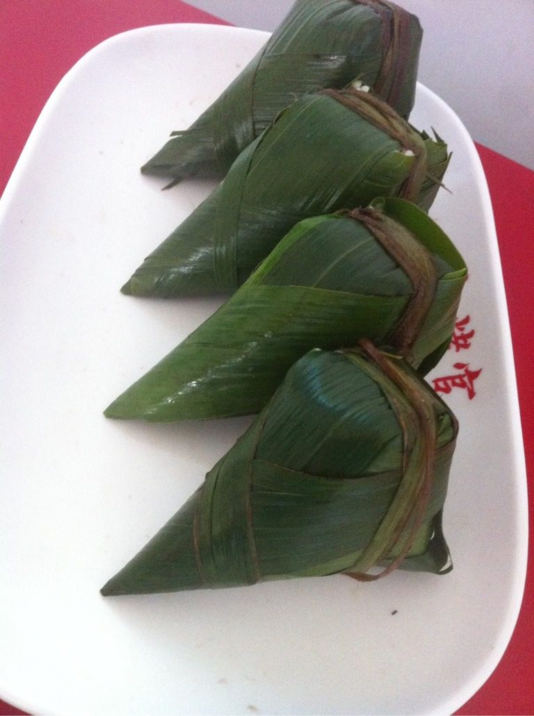 小脚奶奶粽,<a style='color:red;display:inline-block;' href='/shicai/ 211314'>粽叶</a>要先过开水烫一遍,这样处理过的棕叶不易裂开。