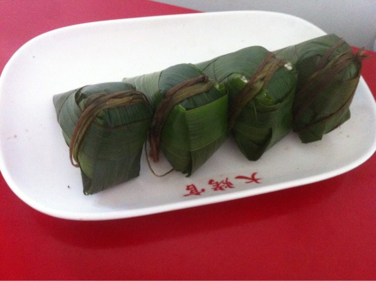 小脚奶奶粽,<a style='color:red;display:inline-block;' href='/shicai/ 498'>糯米</a>淘洗干净沥干水，加入<a style='color:red;display:inline-block;' href='/shicai/ 846'>色拉油</a>，<a style='color:red;display:inline-block;' href='/shicai/ 718'>料酒</a>，食盐，<a style='color:red;display:inline-block;' href='/shicai/ 756'>鸡精</a>一起拌匀。
