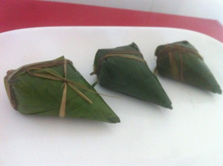 小脚奶奶粽,粽子大小可随意选择,用细绳扎紧即可。