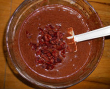 蔓越莓奶油可可杯子蛋糕,<a style='color:red;display:inline-block;' href='/shicai/ 109174'>蔓越莓干</a>切碎,加入,拌匀,成为蛋糕糊。