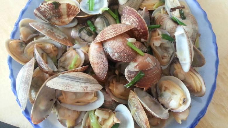 清炒花蛤,把花蛤洗净，倒少许油，放入<a style='color:red;display:inline-block;' href='/shicai/ 3250'>葱</a>，<a style='color:red;display:inline-block;' href='/shicai/ 37'>姜</a>，算，炒一下，在倒入花蛤，加入盐，<a style='color:red;display:inline-block;' href='/shicai/ 717'>味精</a>，<a style='color:red;display:inline-block;' href='/shicai/ 718'>料酒</a>清炒待花蛤熟就可以了