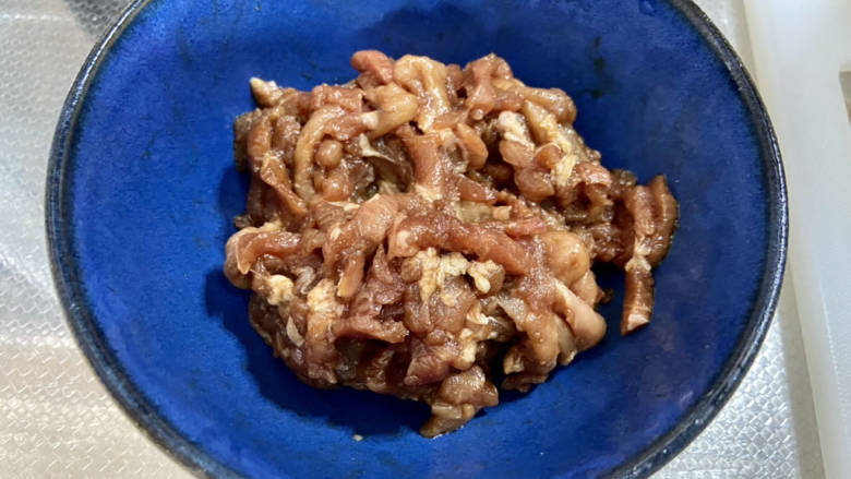 嫩南瓜炒肉丝,猪肉丝加入一汤匙料酒,一茶匙<a style='color:red;display:inline-block;' href='/shicai/ 788'>生抽</a>,一点老抽调色,少许白糖,少许白胡椒粉,一点食盐,抓匀起粘