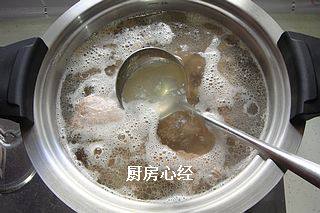 孝顺肘子,肘子一定凉水入锅,开锅后撇去浮沫,十分钟后捞出冲凉,去毛。