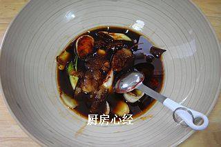 孝顺肘子,调入<a style='color:red;display:inline-block;' href='/shicai/ 31426'>红烧酱油</a>15克；<a style='color:red;display:inline-block;' href='/shicai/ 718'>料酒</a>30克；盐5克调匀。