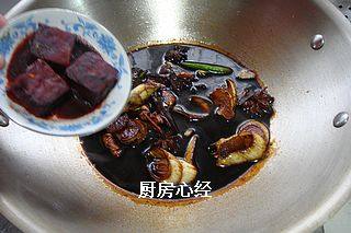 孝顺肘子,另取一锅,倒入料酒30克;红烧酱油15克;放入三块红腐乳;