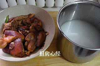 孝顺肘子,倒入淘米水没过肘子,小火炖制2-4小时。