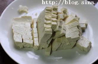 蓝莓豆腐,<a style='color:red;display:inline-block;' href='/shicai/ 476'>北豆腐</a>切小粒冲洗一下，待用