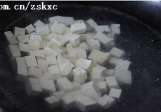 蓝莓豆腐,锅中放少许盐，水开后放北豆腐焯2分钟后捞出