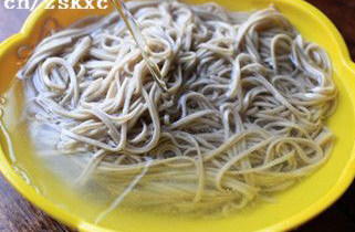 茶汤冷面,荞麦面下锅煮,水开后再煮3~4分钟
