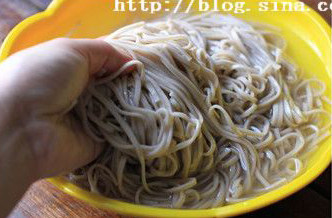 茶汤冷面,最好再过一下冰水,这样冷面才会更弹牙