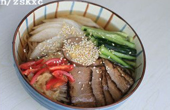 茶汤冷面,淋入提前冷藏过的茶汤;最后撒上适量白芝麻即成