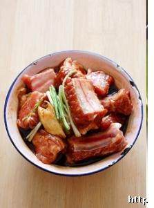 棕香排骨卷,<a style='color:red;display:inline-block;' href='/shicai/ 959'>肋排</a>切段，用葱段、姜片、<a style='color:red;display:inline-block;' href='/shicai/ 718'>料酒</a>、<a style='color:red;display:inline-block;' href='/shicai/ 692'>酱油</a>、<a style='color:red;display:inline-block;' href='/shicai/ 721'>蚝油</a>、少许<a style='color:red;display:inline-block;' href='/shicai/ 10588'>糖</a>拌匀放入冰箱腌制3-4小时（腌制时间长会比较入味）;