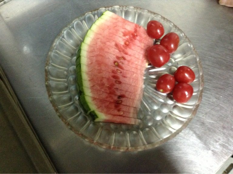 水果小拼盘,如图切放好即可