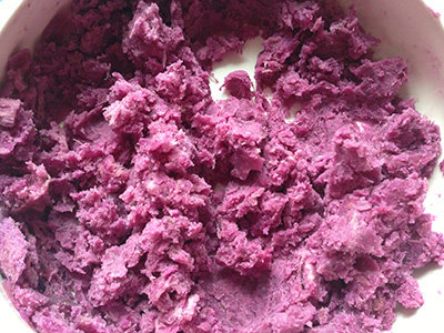 紫薯早餐包,紫薯去皮切块，加少量清<a style='color:red;display:inline-block;' href='/shicai/ 156925'>水</a>，反复微波2次，每次约3-4分钟。