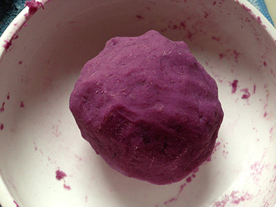 紫薯早餐包,紫薯泥中加<a style='color:red;display:inline-block;' href='/shicai/ 1124'><a style='color:red;display:inline-block;' href='/shicai/ 1124'>奶粉</a></a>2勺、凉白开适量、<a style='color:red;display:inline-block;' href='/shicai/ 3729'>白糖</a>少许，用刮刀或手带手套操作，和拌均匀备用。