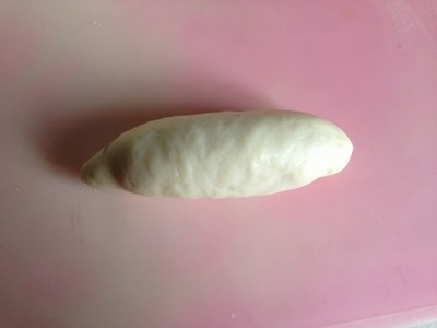 紫薯早餐包,面皮卷好后，注意收口朝下。面包胚整形成长条橄榄状