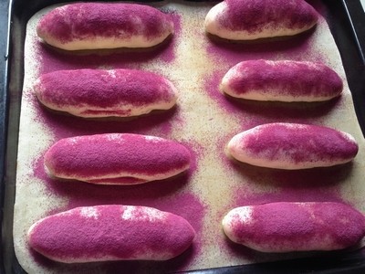 紫薯早餐包,发酵好的面包胚，表面刷层薄蛋清，撒上紫薯粉。入预热好180°烤箱中层，20-23分钟搞定！