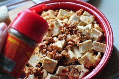 微波肉沫豆腐,肉沫微波好后,将之前抹过少许盐的豆腐,沥干水份。倒入微波容器中,轻轻与肉沫拌均匀。
随后撒少许上<a style='color:red;display:inline-block;' href='/shicai/ 720'>胡椒粉</a>,倒入适量清水(或者高汤)。盖上微波容器盖子,高火微波3-4分钟。