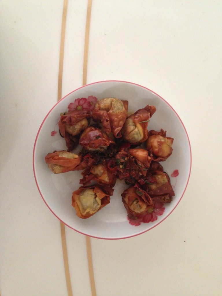 油炸抄手,如图直接过油炸至金黄,淋上准备好的豆瓣酱。