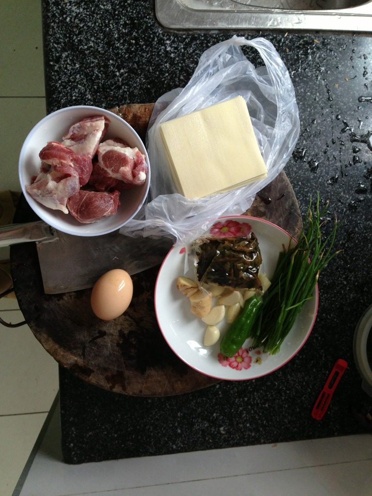 油炸抄手,如图准备好材料,分别剁成馅后再和匀剁馅