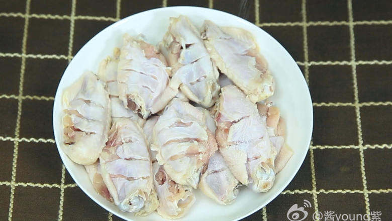可乐鸡翅(懒人菜系列),2、加入适量食盐。