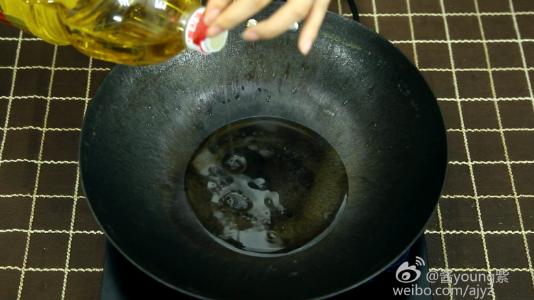可乐鸡翅(懒人菜系列),6、热锅,倒油。