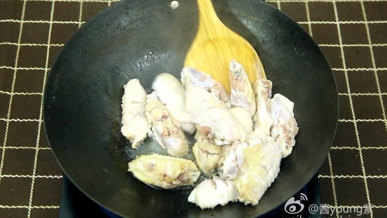 可乐鸡翅(懒人菜系列),7、将鸡翅下锅煎炸。