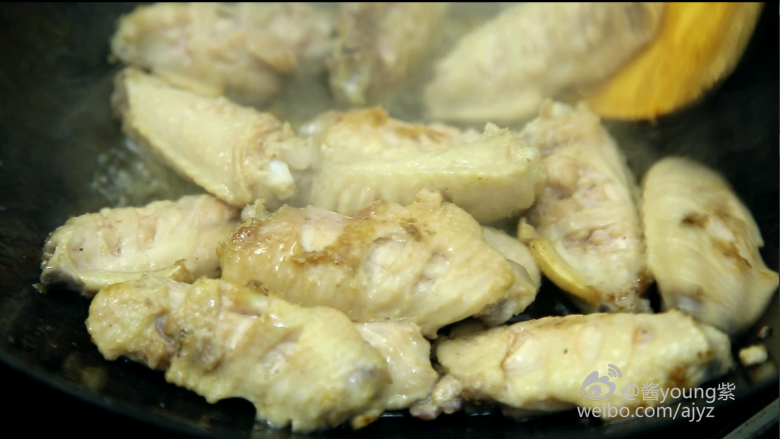 可乐鸡翅(懒人菜系列),8、煎炸至鸡翅双面出现略微焦黄。