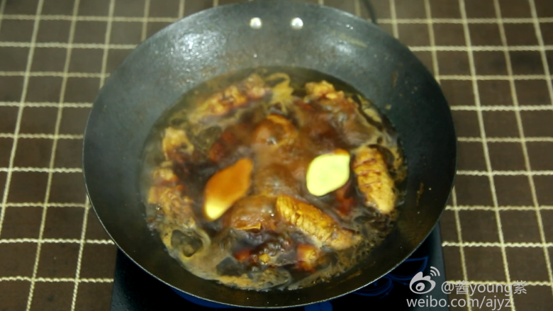 可乐鸡翅(懒人菜系列),11、加入姜片。