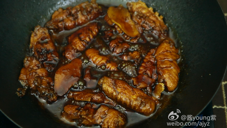 可乐鸡翅(懒人菜系列),12、中火5分钟转小火5分钟(转小火时将浮沫撇掉)(收汁)