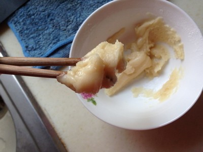 鸡蛋灌饼卷苹果培根 ,中筋面粉20克左右,加适量的食用油,搅拌成挂筷子不低落的粘稠状态,比较像凉猪油的样子
