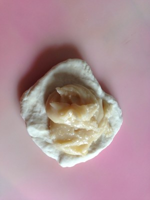 鸡蛋灌饼卷苹果培根 ,取醒好的面团,包入油面,收口朝下,擀成薄面片.