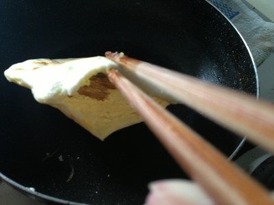 鸡蛋灌饼卷苹果培根 ,饼皮烙得差不多了,在饼皮边缘戳洞,可见中空状态