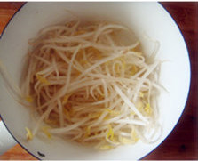 韩式拌饭,一锅清水烧开，<a style='color:red;display:inline-block;' href='/shicai/ 120'>豆芽</a>菜洗净放入，放少许盐，焯熟