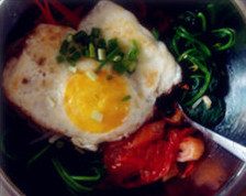 韩式拌饭,加两勺辣白菜汁，加<a style='color:red;display:inline-block;' href='/shicai/ 46426'>拌饭酱</a>，放上煎好的<a style='color:red;display:inline-block;' href='/shicai/ 9'>鸡蛋</a>，撒点葱花，就做好了。