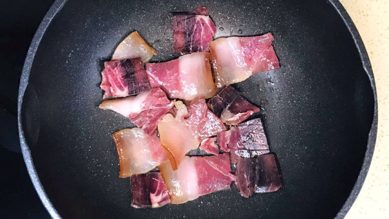 干锅菜花五花肉,慢火煎一下,煎至肥油脂分泌出来