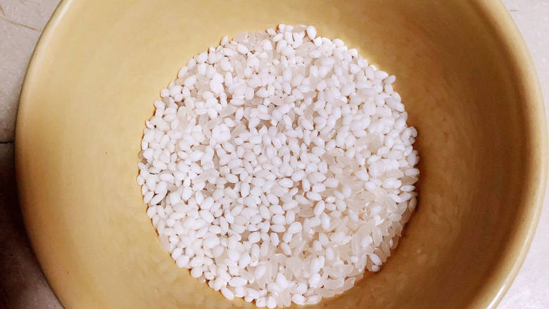 皮蛋火腿粥,准备好<a style='color:red;display:inline-block;' href='/shicai/ 492'>大米</a>、<a style='color:red;display:inline-block;' href='/shicai/ 498'>糯米</a>，洗净备用。