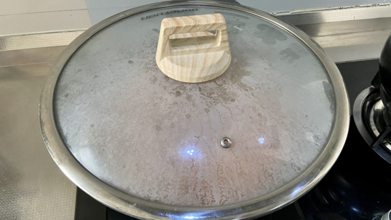 虾滑汤➕番茄白玉菇虾滑汤,加盖小火炖煮3分钟,让番茄味道充分融入汤中