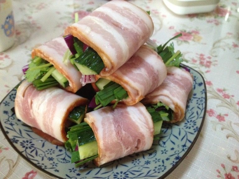 培根蔬菜卷,用<a style='color:red;display:inline-block;' href='/shicai/ 443'>培根</a>卷好蔬菜用牙签插住折断多余的牙签