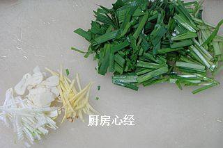 豆豉鲮鱼绿豆芽,豆芽菜掐去二端，葱姜切丝；大蒜切片；<a style='color:red;display:inline-block;' href='/shicai/ 116'>韭菜</a>切寸段