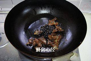 豆豉鲮鱼绿豆芽,锅中放油爆香豆豉和鲮鱼