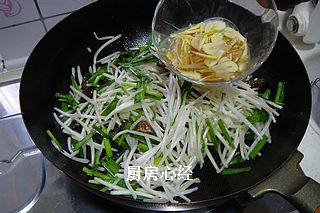 豆豉鲮鱼绿豆芽,放入韭菜,炒制片刻,倒入豆芽菜立即炒匀后,倒入碗汁