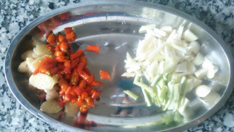 红烧番茄鱼,分别把葱切小段，姜切片，蒜剁块，小米椒切好